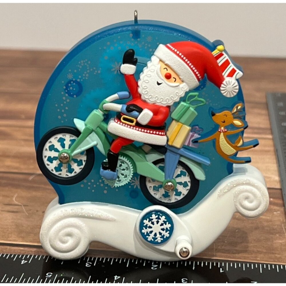 2008 HALLMARK ORNAMENT QP1121 WHEELY  WHEELY FUN SPIN A MAJIG SANTA ON BIKE